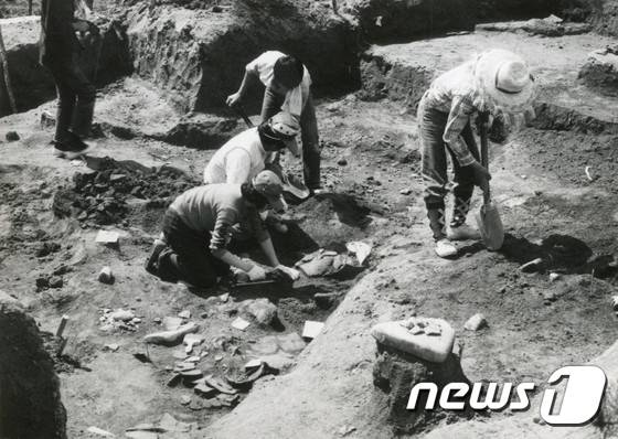 1974년 서울대 박물관팀의 여주 흔암리 유적지 발굴 모습.(여주시 제공) © News1