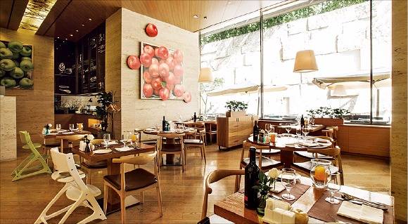 뷔페식당 운영을 외부기업에 위탁한 더팔래스 호텔의 에이치가든.