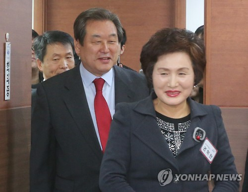 면접장 들어서는 새누리당 김무성 대표     (서울=연합뉴스) 이정훈 기자 = 부산 중구영도구에 출마하는 새누리당 김무성 대표가 6일 오전 서울 여의도 당사에서 열린 선거구변경지역 1일차 공천신청자 면접에 예비후보자들과 함께 참석하고 있다.