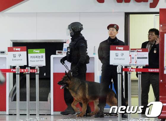 7일 오후 광주 광산구 신촌동 광주공항에서 경찰특공대원들이 폭발물 탐지견과 함께 공항을 수색하고 있다. 이날 오후 2시33분께 한 남성이 '광주공항에 폭발물을 설치했다'고 112종합상황실에 신고했다.2016.3.7/뉴스1 © News1 황희규 기자