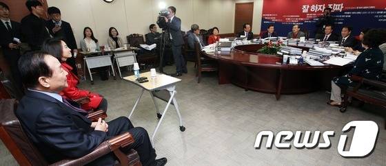 서청원 새누리당 최고위원(경기 화성갑)이 7일 오후 서울 여의도 당사에서 열린 공천 면접에서 경쟁자인 리은경 예비후보와 면접을 보고 있다. 2016.3.7/뉴스1 © News1 오대일 기자