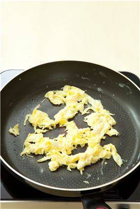 2. 달걀은 잘 풀어서 소금을 넣고 팬을 달구어 식용유를 두르고 스크램블한다.
