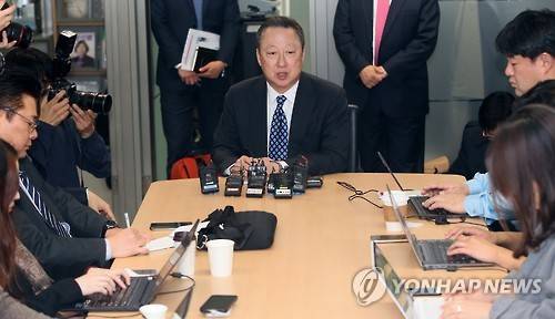 대한상의 경제법안 통과 촉구      (서울=연합뉴스) 진성철 기자 = 박용만 대한상공회의소 회장이 7일 서울 중구 대한상의에서 열린 기자간담회에서 국회에 경제법안 통과를 촉구하고 있다.     zjin@yna.co.kr