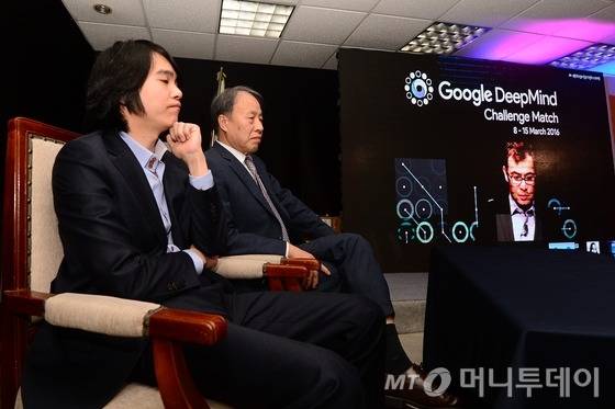 인공지능 컴퓨터 알파고와의 대국을 앞두고 있는 이세돌 9단이 지난달 22일 오후 서울 성동구 한국기원에서 열린 기자회견에서 데미스 하사비스 구글 딥 마인드 CEO의 인사말을 들으며 생각에 잠겨 있다./ 사진=뉴스1