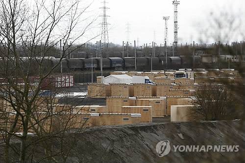 칼레 새 난민촌      (칼레<프랑스> EPA=연합뉴스) 프랑스 칼레 난민 캠프에서 약 30㎞ 떨어진 북부 그랑 생트에 7일(현지시간) 새로 문을 연 난민촌.     구호단체 '국경없는의사회'(MSF)가 310만 유로(약 41억원)를 투입해 국제기준에 맞춰 건설한 것. 난방과 화장실, 샤워 시설을 갖춘 200개 목조 건물로 구성됐다.