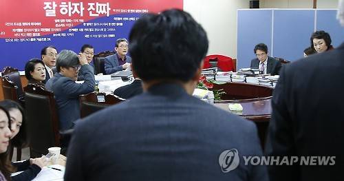 총선 출마 심사받는 예비후보들      (서울=연합뉴스) 황광모 기자 = 8일 오전 서울 여의도 새누리당사에서 열린 20대 총선 후보자 공천심사에서 서울 강서갑 예비후보들이 면접을 하기 위해 회의실로 들어가고 있다.