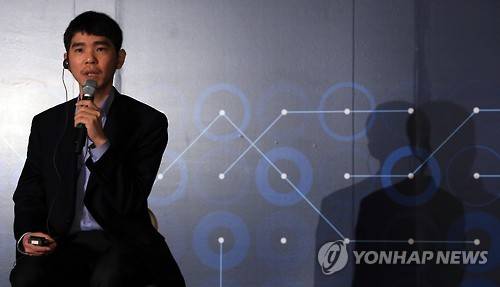 인사말 하는 이세돌 9단     (서울=연합뉴스) 홍해인 기자 = 이세돌 9단이 구글이 만든 인공지능 바둑 프로그램 '알파고'와의 맞대결을 하루 앞둔 8일 오전 서울 종로구 포시즌스호텔에서 열린 사전 브리핑에 참석해 외신기자들의 질문을 받고 있다. 2016.3.8     hihong@yna.co.kr