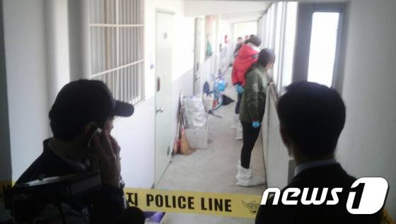 9일 오후 4시10분쯤 강원 평창군 진부면 하진부리의 한 아파트에서 일가족 3명이 변사체로 발견됐다. 아파트 안에는 신모씨(43)와 아내 김모씨(34), 아들 신모군(8)이 방안에 숨져 있었다.숨진 신씨의 아들은 지난 5일부터 학교에 등교를 하지 않아 학교측에서 경찰에 신고를 한것으로 알려졌다. (독자제공)2016.3.9/뉴스1 © News1 정진욱 기자