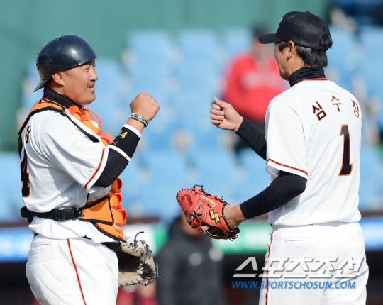 [포토] 다시 만난 조인성-심수창 '이겨서 기분좋아!'