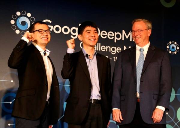 8일 서울 종로구 포시즌스호텔에서 열린 구글 챌린지 매치 기자간담회에서 이세돌 9단(가운데)과 데미스 하사비스 구글 딥마인드 CEO(왼쪽), 에릭 슈미트 알파벳 회장이 기념 촬영하고 있다./구글코리아 제공