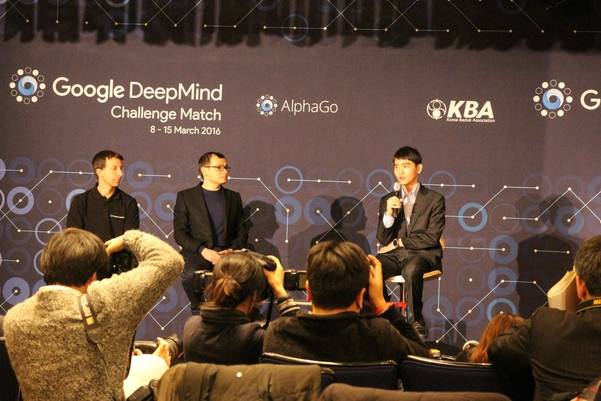 이세돌 9단이 9일 서울 종로구 서울포시즌스호텔에서 열린 인공지능 알파고와의 첫 대국을 마친 후 기자회견장에서 기자들의 질문에 답하고 있다./류현정 기자