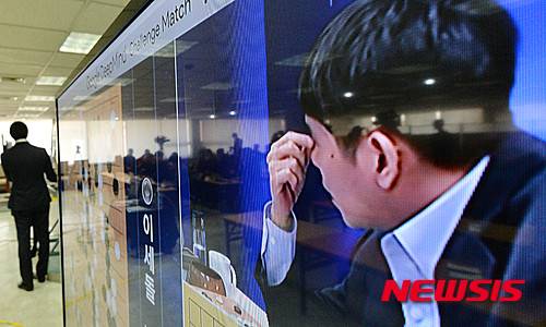 【서울=뉴시스】박문호 기자 = 이세돌 9단과 구글 인공지능 프로그램 알파고의 첫 대국이 열린 9일 오후 서울 성동구 홍익동 한국기원에서 고민하는 이세돌 9단의 모습이 중계되고 있다.    '세기의 대결'로 전 세계 주목을 끌고 있는 이번 대국은 9일을 시작으로 10, 12, 13, 15일 오후 1시에 열린다. 2016.03.09.   go2@newsis.com