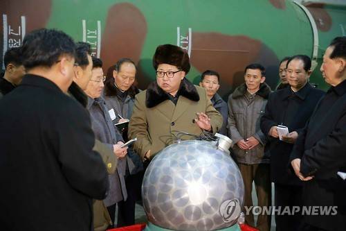 北, ICBM용 '원형 핵탄두 모형 추정' 사진 공개     (서울=연합뉴스) 김정은 북한 국방위원회 제1위원장이 핵무기 연구 부문 과학자, 기술자들을 만나 핵무기 병기화 사업을 지도하는 자리에서 "핵탄을 경량화해 탄도 로켓에 맞게 표준화, 규격화를 실현했다"고 말했다고 노동신문이 9일 보도했다. 사진은 김 제1위원장의 지도 모습으로, 가운데 소형화된 핵탄두 모형으로 추정되는 은색 원형 물체가 보인다.     << 국내에서만 사용가능. 재배포 금지. For Use Only in the Republic of Korea. No Redistribution >>    nkphoto@yna.co.kr