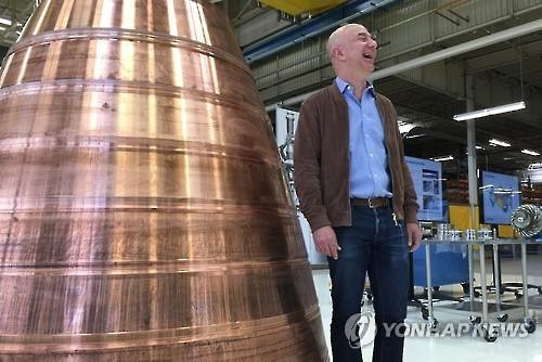 블루오리진 공장 공개한 제프 베조스(AP=연합뉴스)