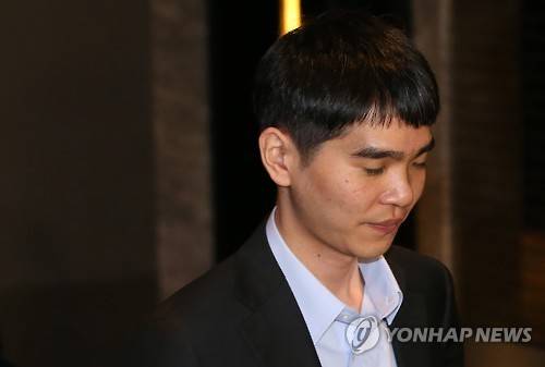 <세기의 대국> 대국장 나서는 이세돌     (서울=연합뉴스) 한종찬 기자 = 9일 오전 서울 종로구 포시즌스 호텔에서 열린 '구글 딥마인드 챌린지 매치'에서 이세돌 9단이 구글 인공지능 바둑 프로그램 '알파고'와의 맞대결을 마친 뒤 대국장을 나서고 있다. 2016.3.9     saba@yna.co.kr