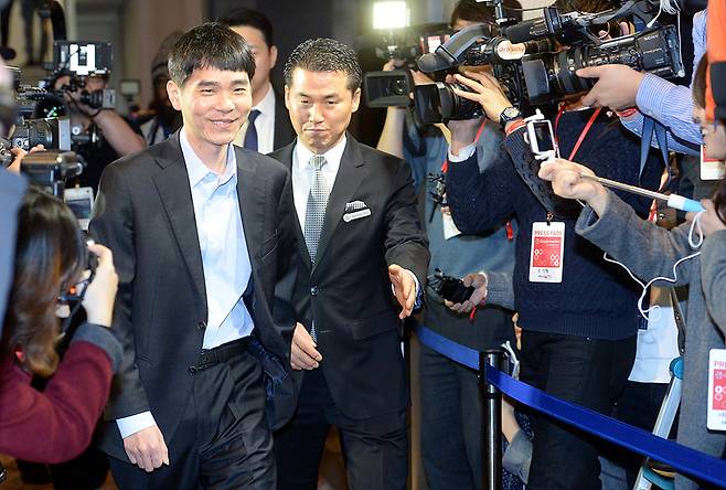 이세돌 9단이 10일 알파고와 두번째 대국을 위해 포시즌스 호텔 대국장으로 향하고 있다. 공동취재사진