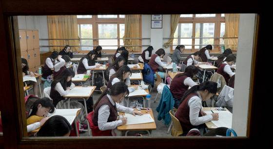 2016 대학수학능력시험일을 한달여 앞둔 지난해 경기도 수원시 영통구 효원고등학교 3학년 학생들이 전국연합학력평가 1교시 국어 영역시험을 치루고 있다. /사진=뉴스1