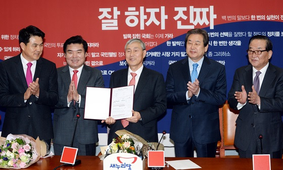 국수(國手) 조훈현 9단이 10일 오전 서울 여의도 국회에서 열린 새누리당 최고위원회의에 참석, 입당식을 마친뒤 축하를 받고 있다.  / 사진=뉴시스