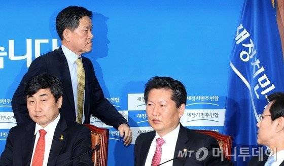 지난해 5월8일 새정치민주연합(현 더불어민주당) 주승용 최고위원(현 국민의당)이 서울 여의도 국회에서 열린 최고위원회의 도중 정청래 최고위원과 언쟁을 벌이다 퇴장하고 있다. 2015.5.8/뉴스1  <저작권자 © 뉴스1코리아, 무단전재 및 재배포 금지>