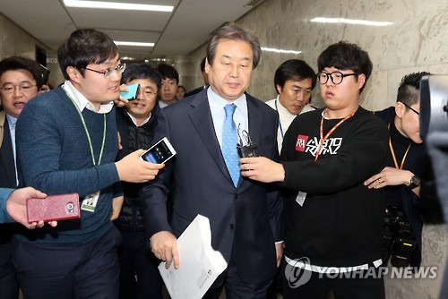 김무성 대표, '사과는?'     (서울=연합뉴스) 배재만 기자 = 새누리당 김무성 대표가 10일 오전 국회에서 열린 최고위원회의장을 나서고 있다. 이날 공개된 최고위원회의에서 원유철 원내대표가 윤상현 의원이 최고위원회의에 나와 사과해야 한다고 밝힌 뒤 윤 의원이 최고위원회의장에 나왔으나 이보다 한발 앞서 김무성 대표는 회의장을 나가 만남은 성사되지 못했다.