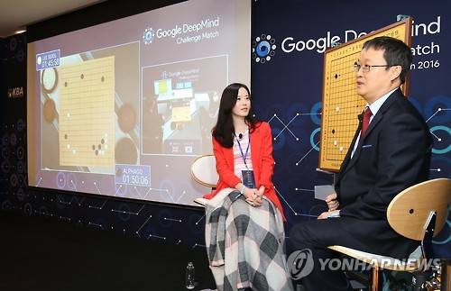 <세기의 대국> 대국 중계하는 유창혁 9단     (서울=연합뉴스) 김도훈 기자 = 10일 오후 프로바둑기사 이세돌 9단과 알파고의 '구글 딥마인드 챌린지 매치' 제2국이 열린 서울 종로구 포시즌스 호텔에서 유창혁 9단이 대국 중계 방송을 하고 있다.