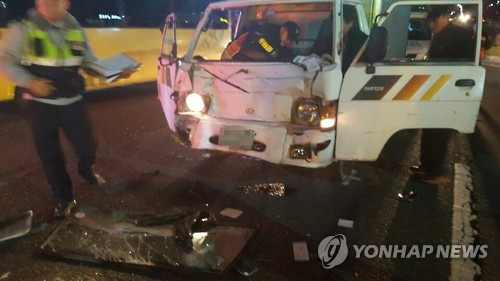 전주서 음주 차량 4중 추돌 사고     (전주=연합뉴스) 10일 오후 7시30분께 전북 전주시 덕진구 우아동 편도 2차로 도로에서 백모(60)씨가 몰던 1t 트럭이 김모(57·여)씨의 도요타 승용차를 들이받았다.     사고 당시 백씨는 혈중알코올농도 0.215%로 면허 취소 수준으로 조사됐다. 사진은 사고 장면. 2016.3.10 [전북소방본부 제공]     doo@yna.co.kr