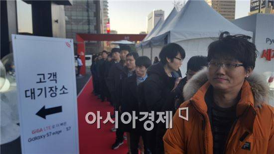 11일 서울 광화문 KT 올레스퀘어 앞에서 갤럭시S7을 개통하기 위해 줄이 서있다.