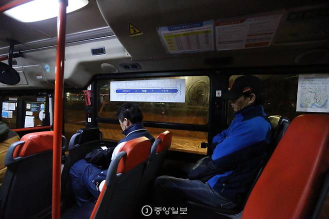 자리에 앉은 이상민 씨(오른쪽)가 잠시 눈을 붙이고 있다. 신인섭 기자