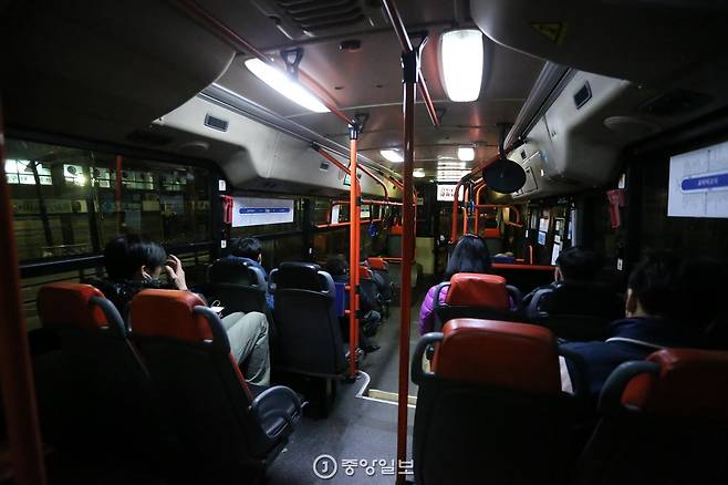 승객들이 자리에 조용히 앉아 있다. 대리운전 기사라면 휴대폰을 자주 확인한다. 신인섭 기자