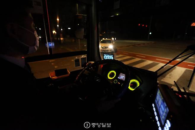 막차 운행시간은 낮 시간 보다는 짧지만 4시간 가까이 걸린다. 신인섭 기자