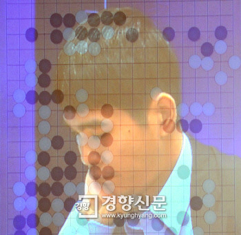 이세돌 9단이 10일 서울 광화문 포시즌스호텔에서 구글 딥마인드 ‘알파고’와의 챌린지 매치 2차 대국을 벌이고 있다. (다중 촬영) / 김창길 기자 cut@kyunghyang.com