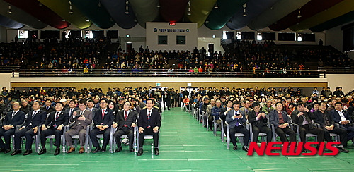 【고창=뉴시스】김종효 기자 = 11일 더불어민주당 전북도당이 4.13 총선을 대비 조직력 결속과 승리다짐을 위해 고창실내체육관에서 개최한 '정읍·고창필승결의대회'에 정읍·고창지역 당원 2000여명이 자리를 가득 메웠다. 2016.03.11.   seun6685@newsis.com