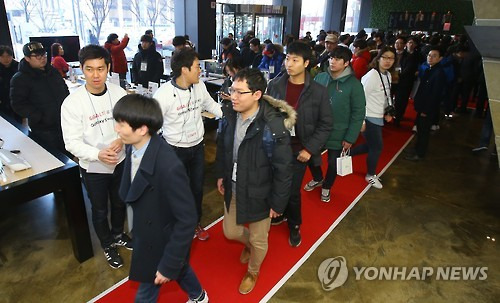 삼성 갤럭시 S7 출시     (서울=연합뉴스) 김도훈 기자 = 삼성전자 스마트폰 갤럭시S7과 갤럭시S7엣지 출시일인 11일 오전 서울 광화문 KT스퀘어에서 시민들이 휴대전화 개통을 하기 위해 길게 줄지어 서 있다.