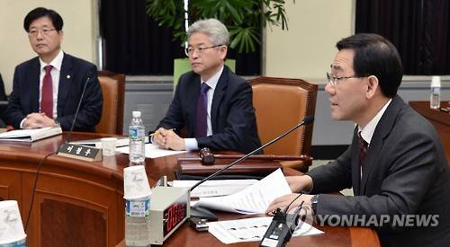 여당 단독으로 열린 국회 정보위 전체회의     (서울=연합뉴스) 배재만 기자 = 주호영 국회 정보위원장이 11일 오후 국회에서 열린 북한의 사이버테러 위협과 관련한 긴급 정보위원회 전체회의에서 모두발언을 하고 있다. 이날 회의는 야당 의원들의 불참 속에 열렸다.     scoop@yna.co.kr