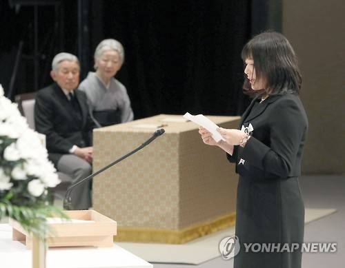 동일본대지진 5주기…"아버지 몫까지 살겠습니다"      (도쿄 교도=연합뉴스) 11일 오후 도쿄도(東京都) 지요다(千代田)구 국립극장에서 열린 동일본대지진 5주기 공식 추도식에서 이와테(岩手)현 유족대표 야마모토 히사토(山本永都·대학생)씨가 아키히토(明仁) 일왕 내외가 지켜보는 가운데, 추도사를 읽고 있다.      2016.3.11  jhcho@yna.co.kr