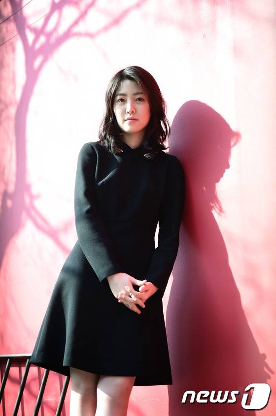 배우 심은경이 최근 서울 종로구 삼청동의 한 카페에서 진행된 영화 '널 기다리며' 인터뷰에서 배우로서 부담감을 내려놓기 위한 시간들이 있었다고 털어놨다. © News1star / 권현진 기자