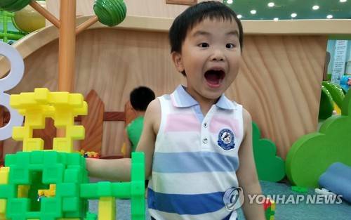 원영이의 즐거운 한때  [신원영군 가족 제공]