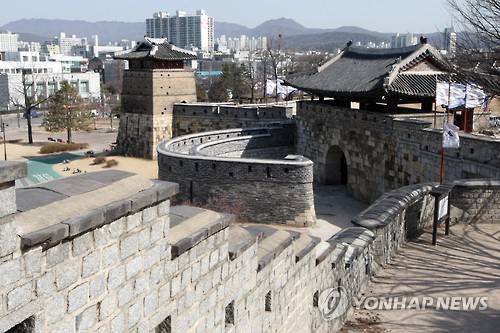 <길따라 멋따라> 수원화성의 '화서문'     (수원=연합뉴스) 최종호 기자 = 수원화성의 4대문 중 서쪽 대문인 화서문. 성문 앞 성문을 보호하는 옹성의 모습이 독특하다. 2016.3.12     zorba@yna.co.kr