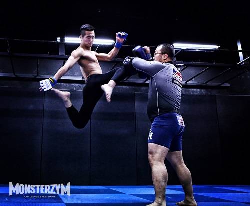 전찬열 대표와 함께 다양한 타격을 훈련 중이다.