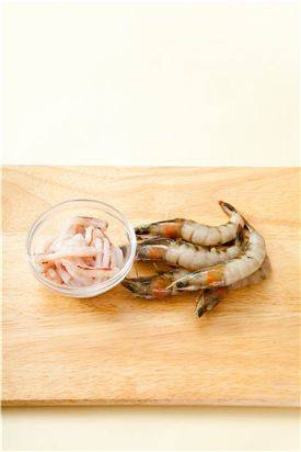 3. 오징어는 안쪽에 칼집을 넣어 채 썰고, 새우는 등 쪽 내장을 제거한다.