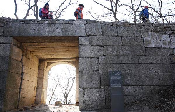 [월간산]부왕동암문. 문수봉에서 의상봉으로 향하노라면 조선시대 옛길을 걷는 기분이다.