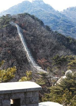 [월간산]보국문~대성문 사이의 능선 등날을 따라 이어지는 북한산성.