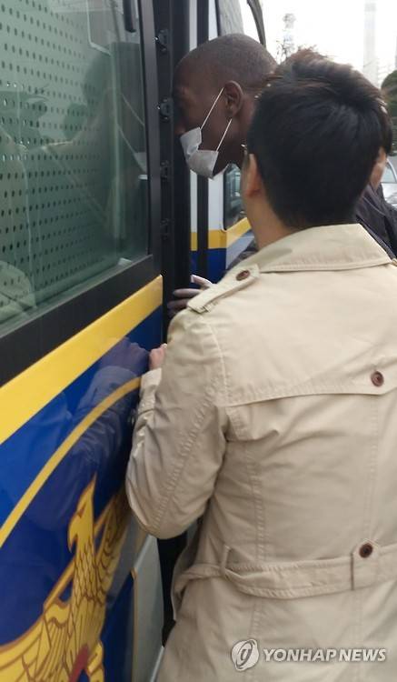 지난 3월 대학가 pc방 종업원을 잔혹하게 살해한 케냐 난민 신청자가 호송차에 오르고 있는 모습 [연합뉴스 자료사진]