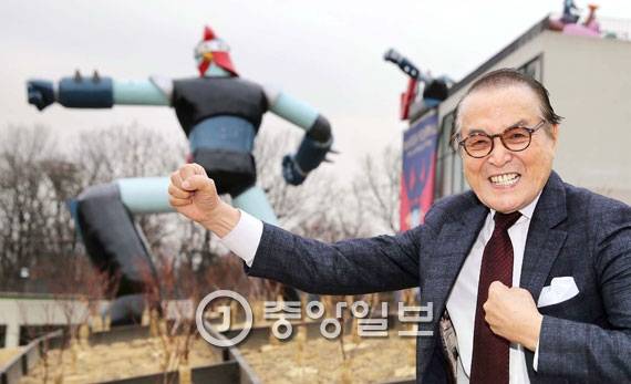 에너지가 넘치는 신영균(88) 한주홀딩스코리아 명예회장이 7일 서울 강동구 태권브이 박물관앞에서 태권 동작을 선보였다. 신 명예회장은 명동에 젊은 감각에 맞춘 트렌디한 부티크 호텔을 연다. [사진 김상선 기자]