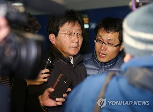 '묵묵부답' 유승민 의원     (대구=연합뉴스) 김준범 기자 = 14일 오후 서울역을 출발해 KTX동대구역에 도착한 새누리당 유승민(동구을) 의원이 기자의 질문을 받고 있다. 2016.3.15     psykims@yna.co.kr