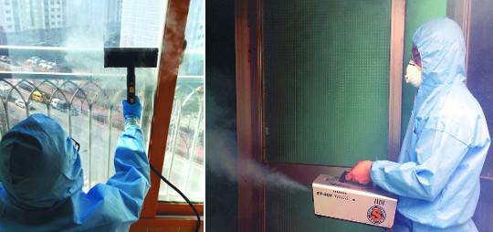 특수청소업체 ‘스위퍼스’ 길해용 대표가 지난달 3일 부산 북구 살인사건 현장에서 뜨거운 증기로 창문을 닦고 있다. 오른쪽 사진은 길 대표가 지난해 경남 고성군 고독사 현장에서 탈취약품을 뿌리는 모습. 스위퍼스 제공