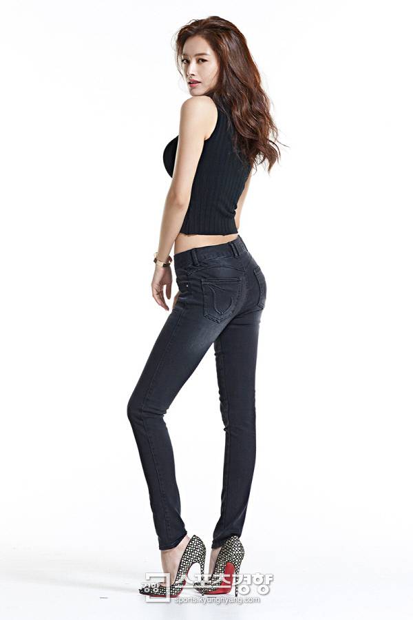 레인보우 김재경 청바지 화보. 사진 DSP미디어