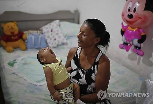 브라질 보건부는 소두증 의심 신생아 4천200여 명을 대상으로 지카 바이러스와의 연관성 조사를 최대한 빨리 마칠 방침이다.[AP=연합뉴스 자료사진]