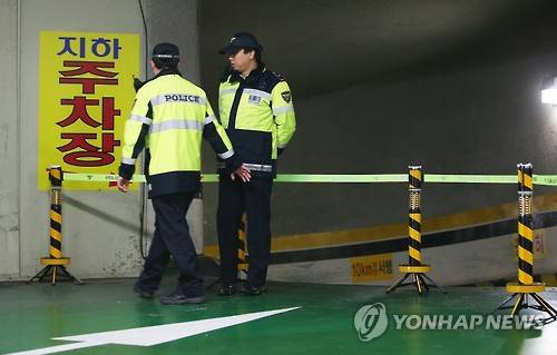 실종된 분당 예비군 신원창씨 숨진채 발견     (성남=연합뉴스) 홍기원 기자 = 예비군 훈련을 마친뒤 실종된 신원창(29)씨가 숨진채 발견된 17일 오후 시신이 발견된 경기도 성남시 분당구의 한 건물 지하주차장 입구를 경찰이 통제하고 있다. 2016.3.17     xanadu@yna.co.kr