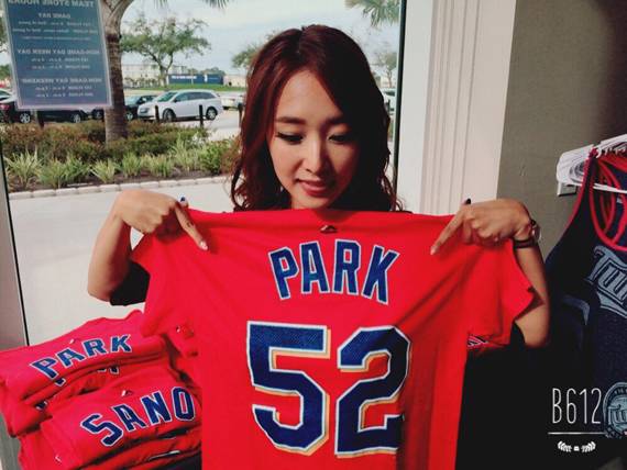 포트마이어스 해먼드 스타디움에 용품숍에 있는 박병호 선수 유니폼입니다. 잘 어울리나요? [사진 김선신]